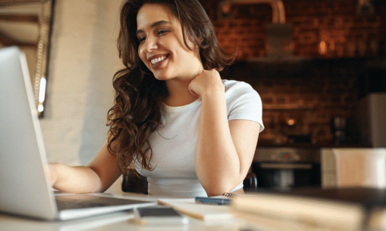 Como começar a trabalhar com redes sociais e transformar isso em renda real (mesmo sem aparecer)